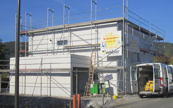 Haus mit Unterputz - Grundierung Außenputz