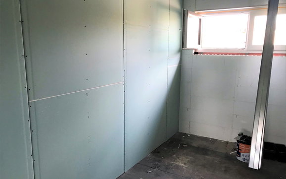 Die Leichtbauwände werden mit Gips-Ausbauplatten beplankt und anschließend verspachtelt.