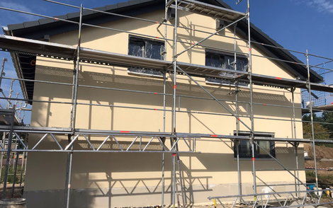 Der hochwertige Außenputz bietet der Hausfassade eine lange Lebensdauer.