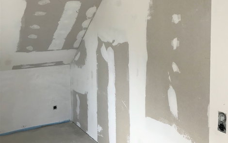Die Fugen der Wände im Kern-Haus wurden verspachtelt.