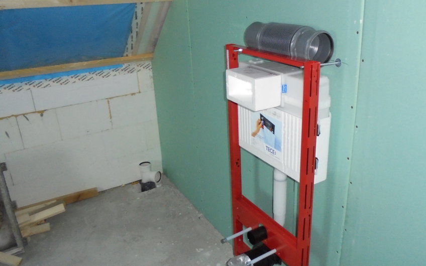 Sanitärrohinstallation der Toilette im Dachgeschoss des individuell geplanten Einfamilienhauses Aura von Kern-Haus in Wachenheim