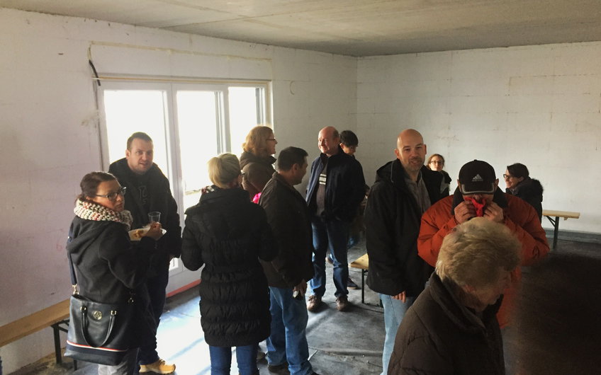 Gäste im Rohbau-Wohnbereich beim Rohbaufest im individuell geplanten Einfamilienhaus Luna von Kern-Haus in Dettenheim