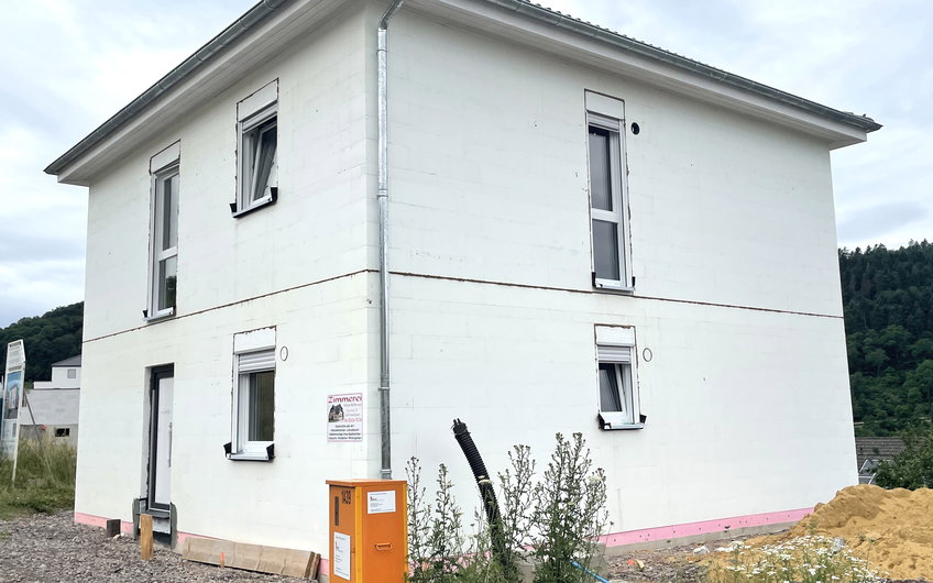 Der Rohbau wurde errichtet und das Schutzgerüst konnte abgebaut werden.