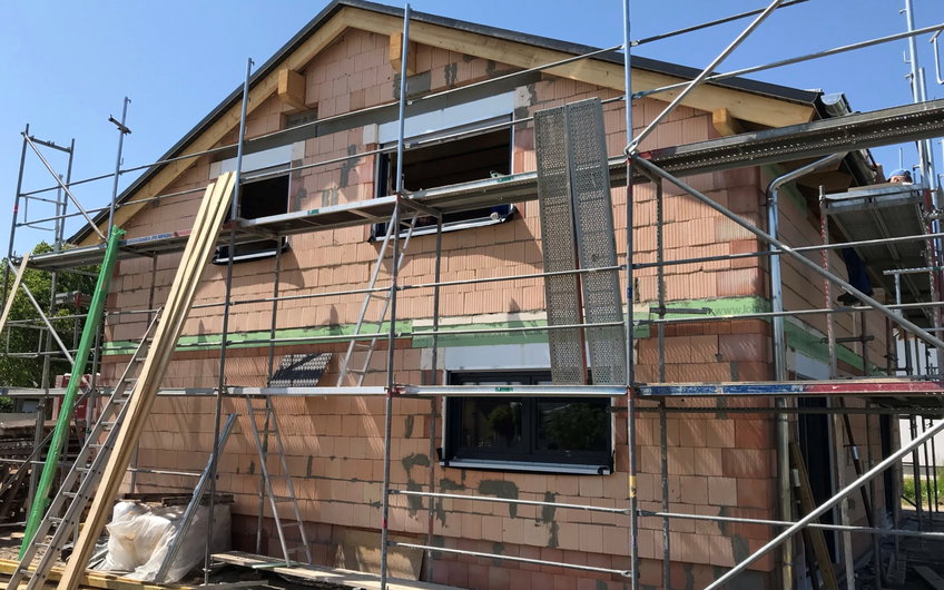 Die Fenster wurden von Außen in anthrazit gewählt, Innen in weiß. Mit der passenden Dacheindeckung ergibt das ein tolles Gesamtbild.