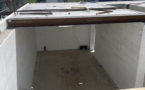 Die Deckenplatten werden maßgeschneidert vorgefertigt und auf der Baustelle mit dem Kran verlegt.