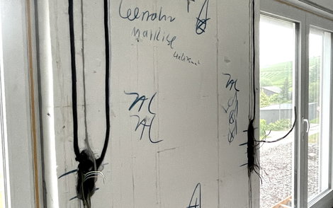 Die elektrischen Leitungen wurden verlegt.