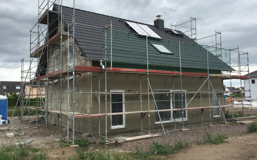 Rohbau mit Solaranlage