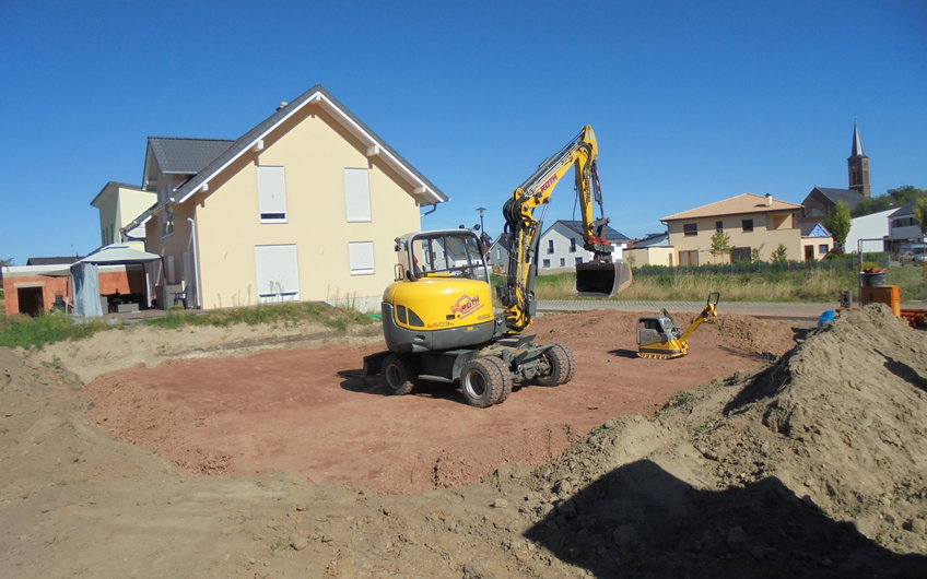 Erdarbeiten am Baugrundstück in Dettenheim für das individuell geplante Einfamilienhaus Luna von Kern-Haus
