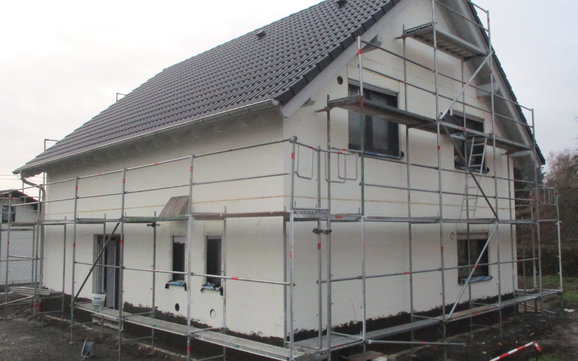 Mit dem Unterputz werden Unebenheiten auf dem Mauerwerk ausgeglichen.
