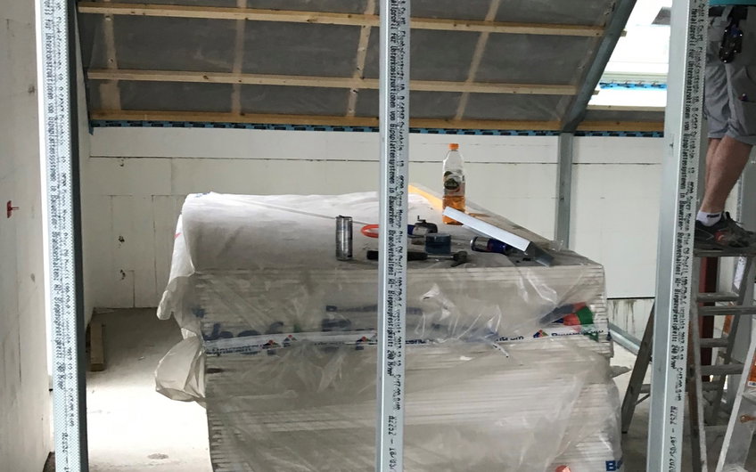 Im Dachgeschoss beginnen die Arbeiten im Innenausbau.