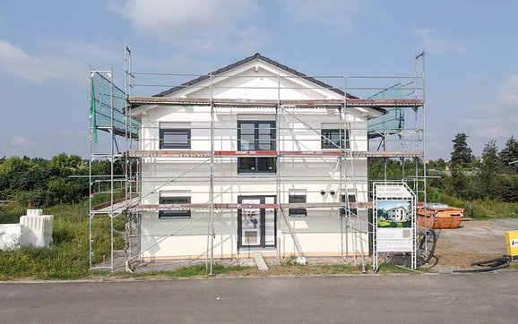 Eingangsansicht des Fenstereinbaus des Kern-Haus Allea in Eilenburg