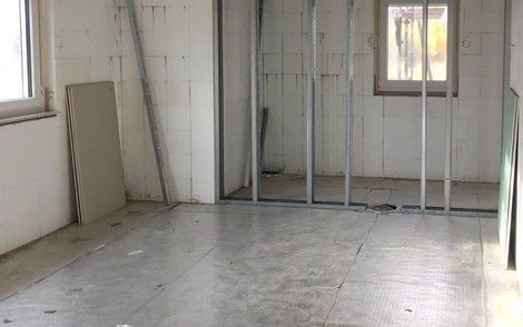 Profile Trockenbau und Dämmung Fußboden in Kern-Haus Rohbau