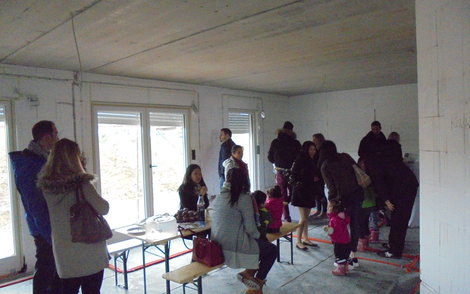 Anwesende Gäste im Erdgeschoss beim Rohbaufest im individuell geplanten Einfamilienhaus Luna von Kern-Haus in Ludwigshafen