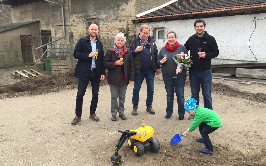 Bauherrenfamilie mit Verkaufsberater Bernd Laatz bei der Grundsteinlegung des Kern-Hauses Komfort in Linkenheim-Hochstetten