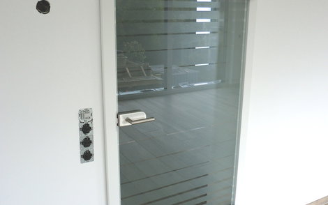 Für noch mehr Licht und ein tolles Raumgefühl sorgt die schicke Glastür.