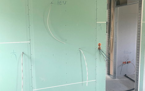 Es erfolgte die 1-seitige Beplankung mit Gipskartonplatten.