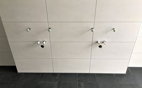 Vor Wasserspritzer geschützt, wurde die Wand für das Doppelwaschbecken gefliest.