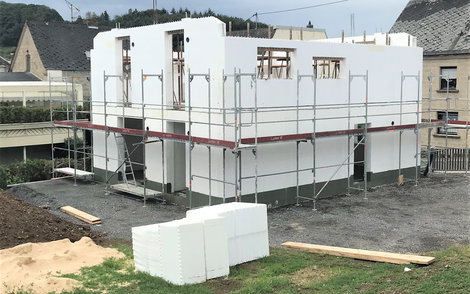 In kürzester Zeit wird das Dachgeschoss erstellt. Die massive DuoTherm-Wand ist nicht nur außen, sondern auch innen gedämmt.