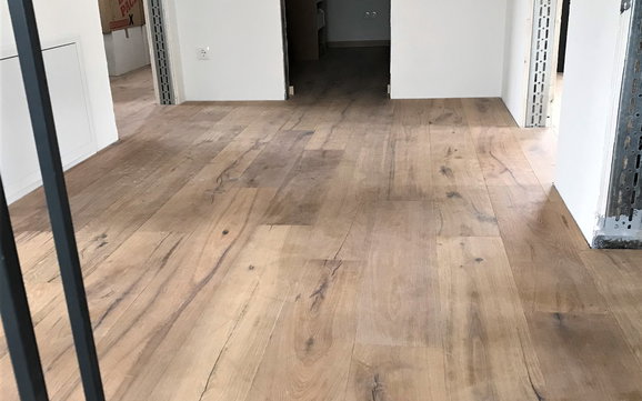Für ein wohnliches und gemütliches Ambiente sorgen die Fußböden im Kern-Haus.