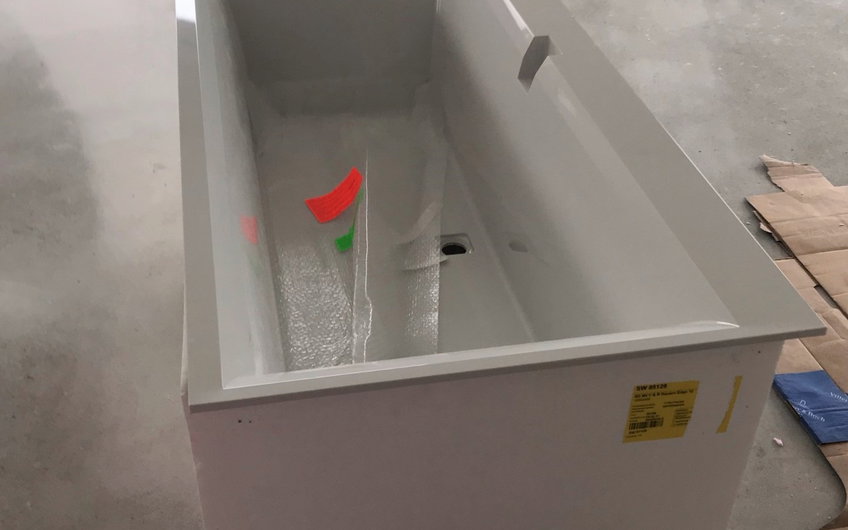 Passend zum Einrichtungsstil wurde auch eine formschöne Badewanne gewählt.