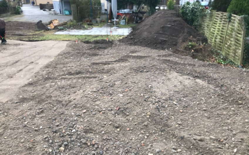 Erdarbeiten auf dem Grundstück für das individuell geplante Zweifamilienhaus Signus P von Kern-Haus in Radolfzell