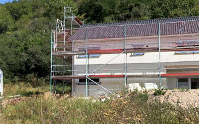 Außenansicht mit gedecktem Dach in Obermoschel
