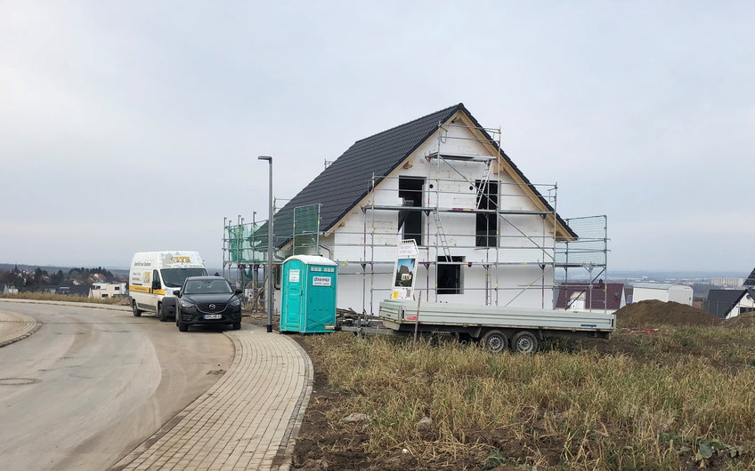 Im Kern-Haus in Marbach werden die Fenster eingebaut.