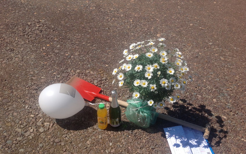 Grundsteinlegung Spaten und Geschenke