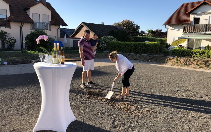 Grundsteinlegung für das frei geplante Einfamilienhaus von Kern-Haus in Römerberg