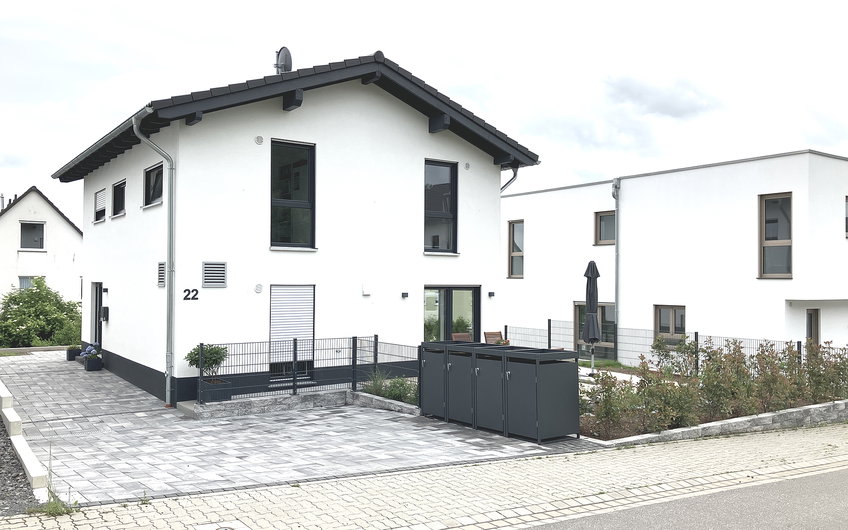Die Zufahrt zum Grundstück wurde gepflastert.