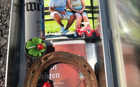 Die Box war mit Glücksbringern, Fotos und der Tageszeitung gut gefüllt.