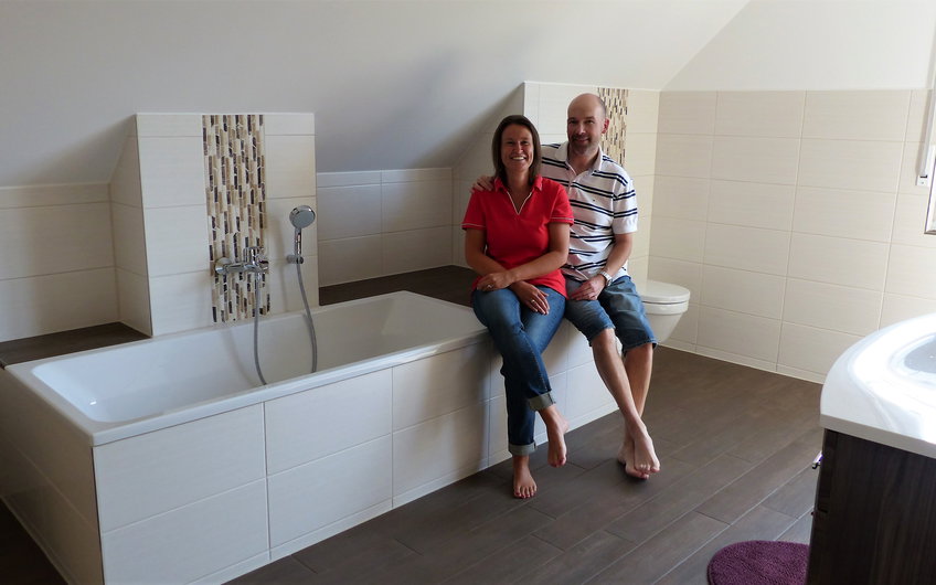 Bauherren im Badezimmer des individuell geplanten Einfamilienhauses Luna von Kern-Haus in Dettenheim