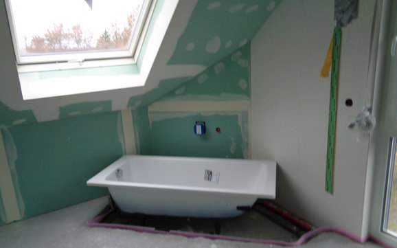Badewanne im Badezimmer des frei geplanten Einfamilienhauses von Kern-Haus in Bad Dürkheim