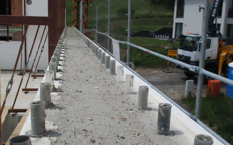 Das DuoTherm-Mauerwerk wurde mit Beton verfüllt. DuoTherm sorgt dank moderner Stahlbetonweise im Kern für eine extrem hohe Stabilität.
