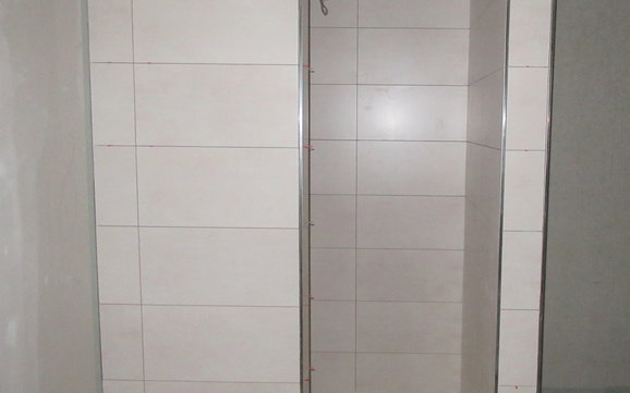 Im Sanitärbereich wurde die Dusche gefliest.