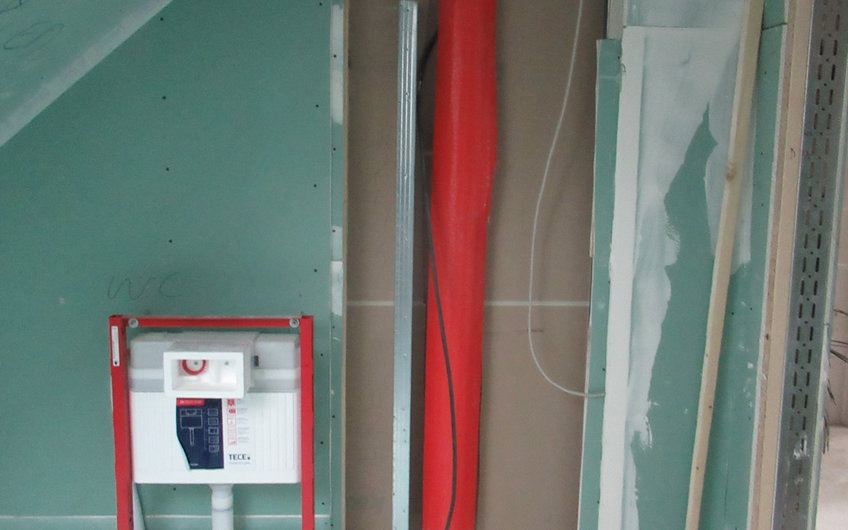 Im Bad wurde mit der Sanitärrohinstallation begonnen.