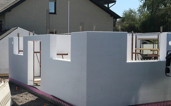 In kürzester Zeit wurde das Erdgeschoss errichtet und kann mit Beton verfüllt werden.