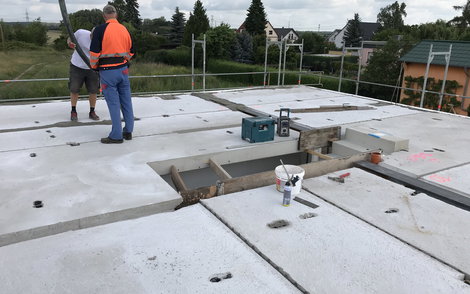 Decke im Rohbau wird angebracht in einem Kern-Haus in Magdeburg