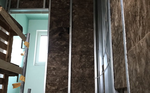 gedämmte Trockenbauwand in einem Kern-Haus Signus