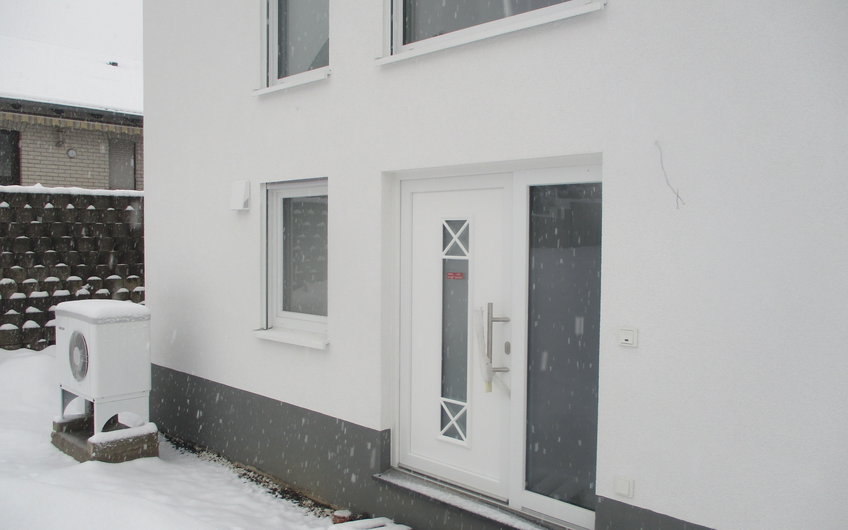 Ein festes Glaselemente neben der Haustür versorgt die Diele mit ausreichend Tageslicht.