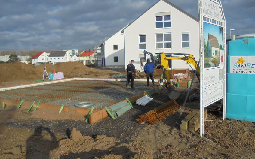 Verschalung für die Bodenplatte des individuell geplanten Einfamilienhauses Luna von Kern-Haus in Ludwigshafen mit Baustahl