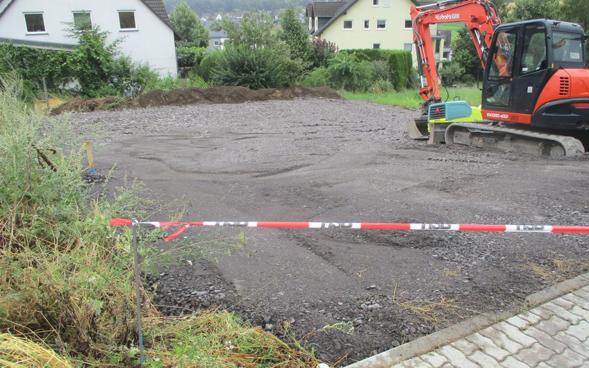 Mutterboden wurde abgetragen und gegen eine frostfreie Gesteinsschicht ausgetauscht. 
