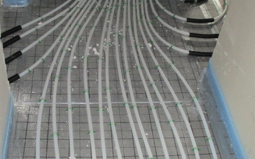 Die Heizkreise (Rohrleitungsschleifen) der Fußbodenheizung wurden jeweils mit einem Vorlauf und Rücklauf an den Heizkreisverteiler mittels Klemmverschraubungen angeschlossen.