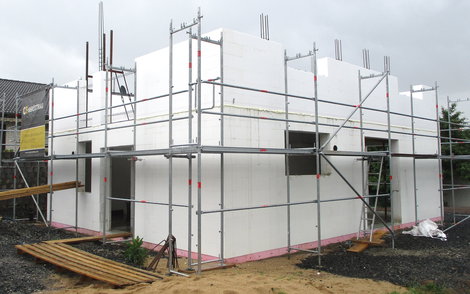Die moderne Stahlbetonweise DuoTherm verfügt über eine doppelte Dämmung und wird anschließend mit Beton verfüllt. 