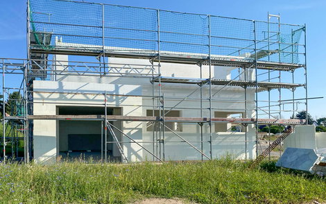 Terrassenseite des Kern-Haus Allea Rohbaus in Eilenburg