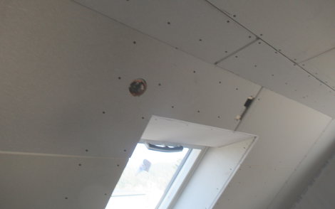 Im Dachgeschoss wurden die Dachschrägen um das Dachflächenfenster verkleidet.