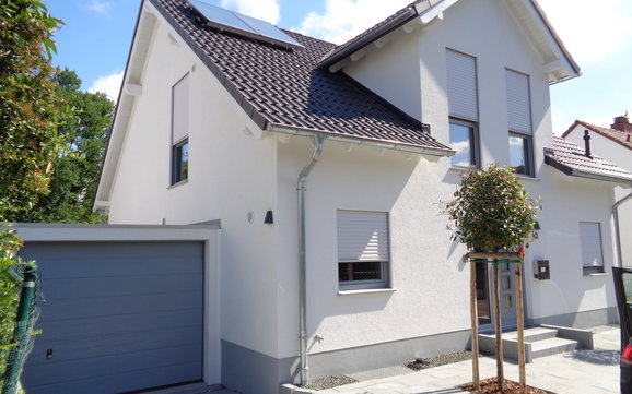 Eingangsseite des frei geplanten Einfamilienhauses von Kern-Haus in Bad Dürkheim