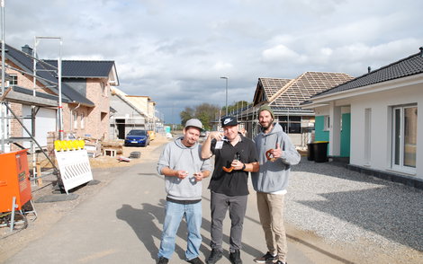 Freunde des Bauherren feierten mit ihm das Rohbaufest