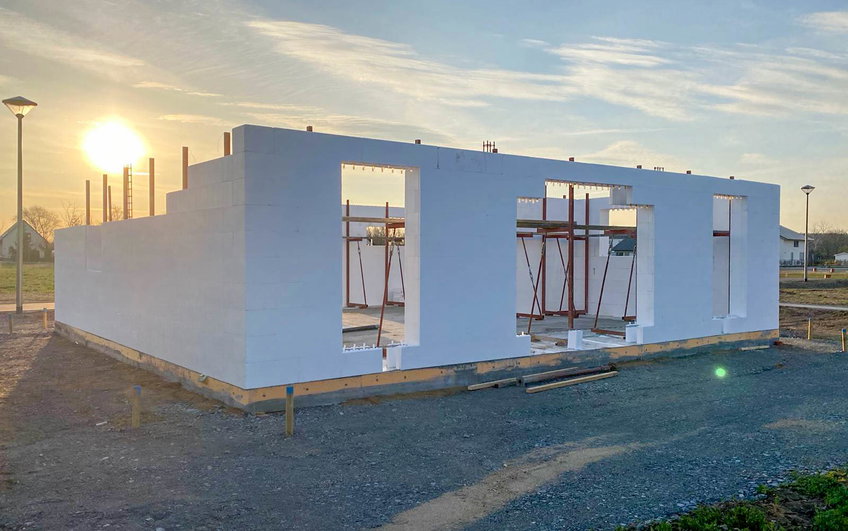 Terrassenansicht des Erdgeschossrohbau für Kern-Haus Trend in Eilenburg