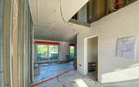Blick durch Flur des Kern-Haus Trend Rohbau in Eilenburg